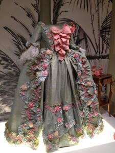 Isabelle de Borchgrave paper dress